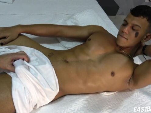 Latino muscle boy Dhan Makenzy oil big cock handjob