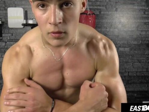 Sexy muscle boy Kent Mills shows his abs