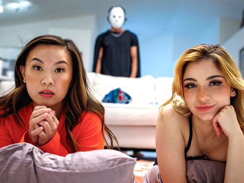 Tiny step sister & BESTFRIEND halloween party watching scary movies