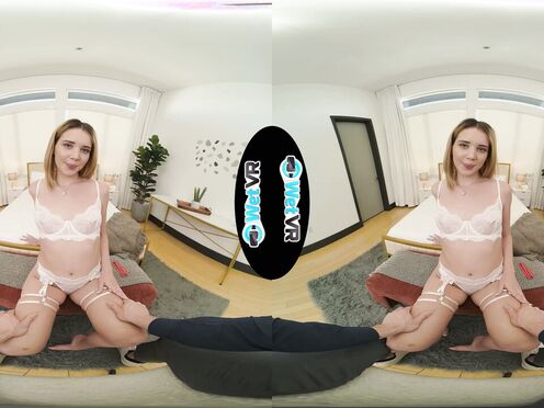 Cum Tart Lets Huge Cock Frost Her Face