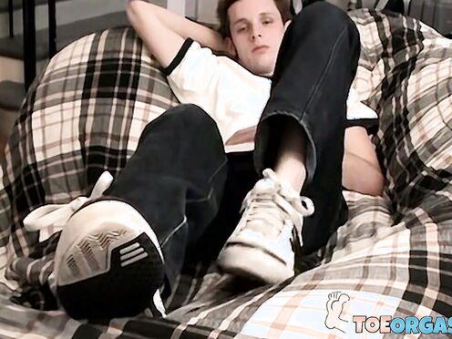 twink Jarrod Prince has a suckable toe that you will lust for