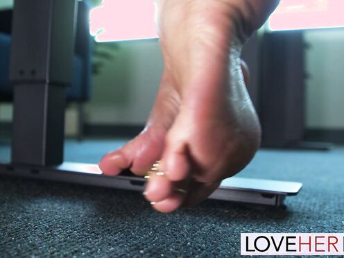 Bossy MILF Aderes Quin Gets Feet Worshipping