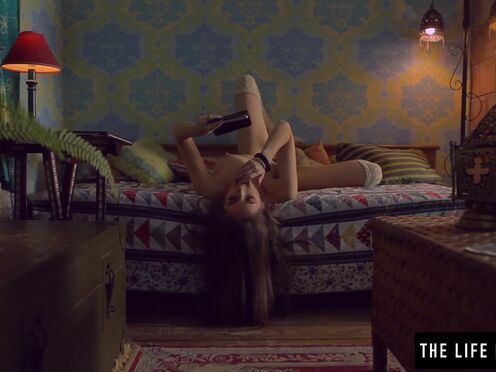 Puffy nippled bohemian milf humps a pillow & masturbates to porn