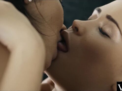 Lesbian licks her Girlfriend snatch before sitting on her face