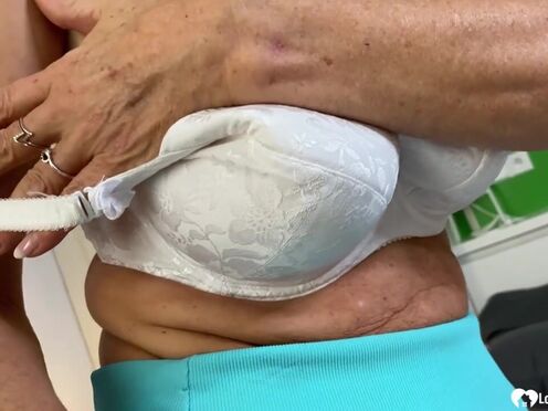 COUGAR gives a closeup of her cunt