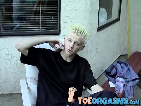 Booty buddies have dirty feet worshiping session in kitchen