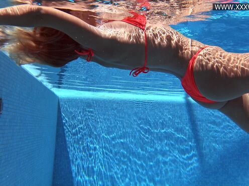 Mary Kalisy shows her  big butt underwater