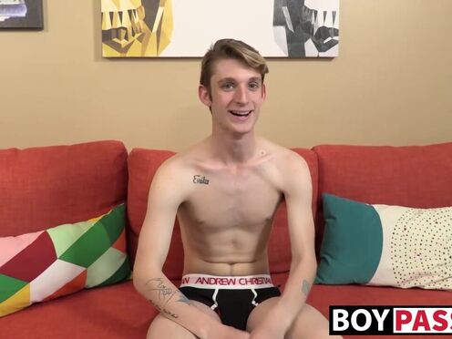 Twink hot girl Chris Tucker wanks off hard after interview