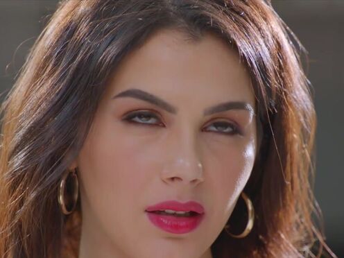 Buxxom MOMMY Seductress Valentina Nappi hunts for black dick