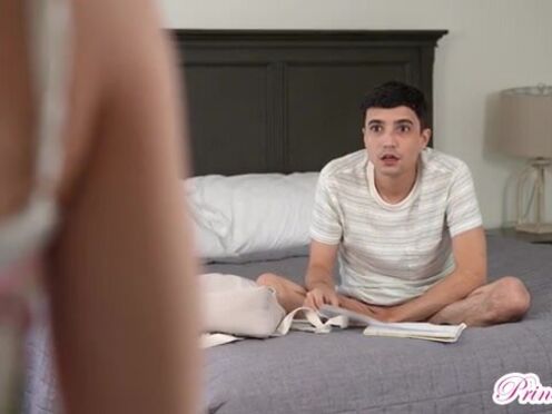 Woahhh.. My Stepsis Is A Dirty Hoe!!!! - River Lynn