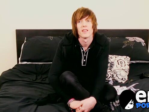 Sean Taylor jerks off his prick & plays with his anus